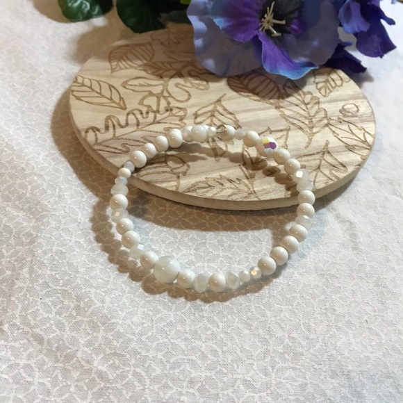 Jewelry - wire white beaded bracelet